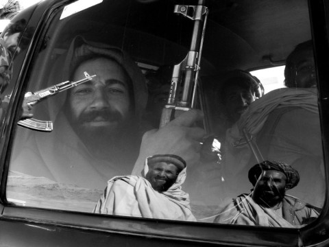 fot. Krzysztof Miller / Afganistan - Majdan Shar 25.11.2001 Wojna z Talibami. Żołnierze sojuszu północnego komendanta Sajafa wyruszają na front pod Kabul