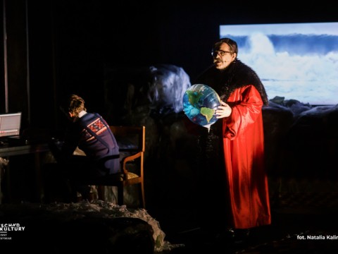 Teatr Powszechny w Warszawie Jak ocalić świat na małej scenie – spektakl (9)